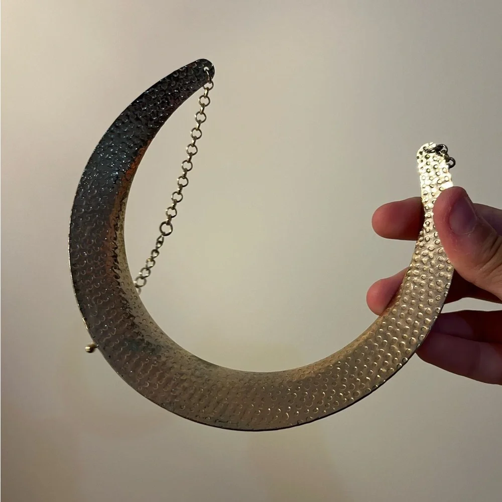 Chic Gold Hammered Necklace - Picture 4 of 4